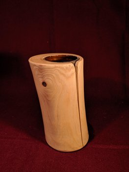 Vase incliné en bois de Frêne - Grande stabilité malgré l'impression que donne l'inclinaison - Contient un récipient de verre à l'intérieur taillé à la dimension du vase - Hauteur 19 cm - Diamètre du verre intérieur 7cm - Finition à la cire de Carnauba - Origine du bois Soulan (Ariège) - Prix 35€