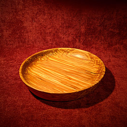 Petite assiette en bois de poirier échauffé. Diamètre de 15 à 17 cm selon les modèles.  Lavage à l'eau tiède sans produit vaisselle. Entretien ponctuel à base d'huile alimentaire. Origine du bois: Moulis (Ariège). Prix : 15€