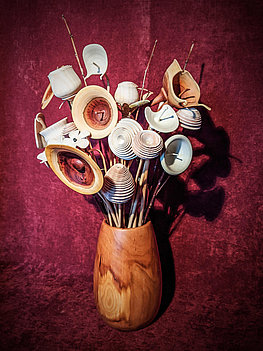 Vase en bois de cognassier. Contient un récipient de verre à l'intérieur. Hauteur 35€. Fleurs d'exposition non vendues avec l'article. Origine du bois: Azas (Ariège). Prix: 35€