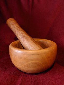 Mortier et Pilon tournés dans du bois de Poirier. Traités à l'huile de chanvre pour une finition alimentaire. Diamètre mortier 16cm. Hauteur 9cm. Hauteur pilon 17cm. Origine du bois: Moulis (Ariège). Prix: 55€