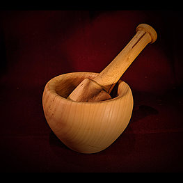 Mortier en bois de frêne et pilon en robinier faux acacia. Traités à l'huile de chanvre pour une finition alimentaire. Diamètre mortier 15cm. Hauteur 10cm. Hauteur pilon 21cm. Origine du bois: Soulan (Ariège).  Prix: 55€