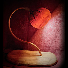 Lampe de bar composée d'une sphère translucide en bois de frêne et d'un pied en poirier. Délivre une ambiance chaude et chaleureuse grâce à son ampoule LED puissante. Hauteur: 45cm. Origine du bois Frêne: Soulan (Ariège) / Poirier: Moulis (Ariège). Conforme aux normes NF EN 60598-2-4  1997.  Prix: 140€