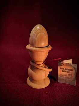 Coquetier sur pied avec anneau prisonnier - Pièce tournée en bois de Hêtre - Prix 22€