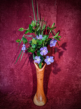 Soliflore en bois de mirabellier. Contient un tube à essai à l'intérieur. Idéal pour les petits bouquets ou les grandes fleurs. Hauteur 26cm. Origine du bois: Soulan (Ariège). Prix: 40€