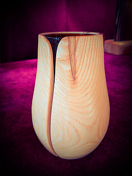 Vase fendu en bois de Frêne - Contient un récipient de verre à l'intérieur taillé à la dimension du vase - Hauteur 17cm - Diamètre verre intérieur 7cm - Origine du bois Soulan (Ariège) - Prix 35€