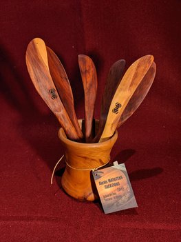 Couteaux sculptés à la main dans du bois de Prunelier. Teintes blanches, violettes, pourpres, brunes. Origine du bois Seix (Ariège) Prix : 8€